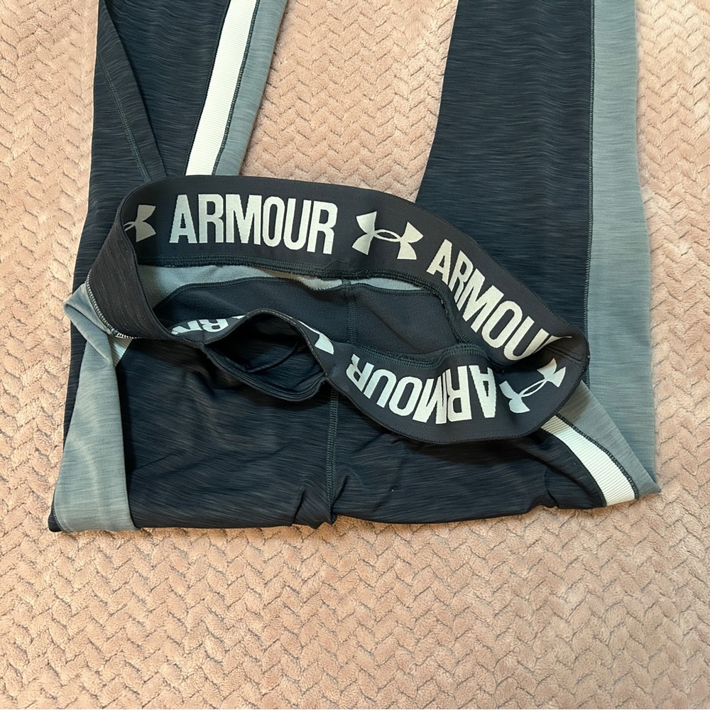 Under Armour Gray & White Leggings - Picture 3 of 3